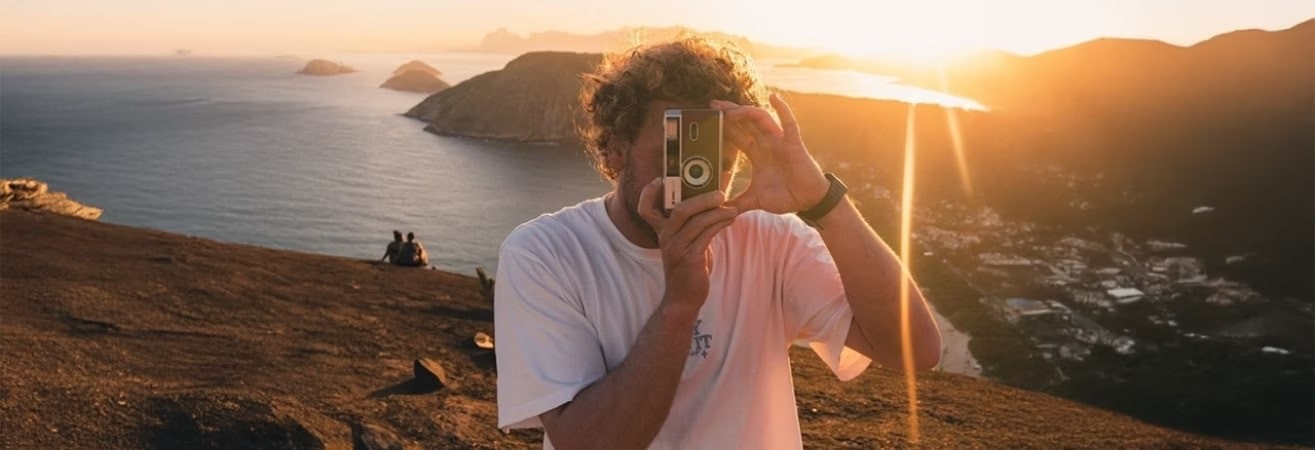 How to hold a camera to avoid blurry photos ?